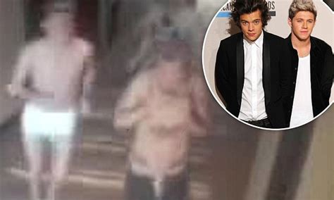 louis tomlinson naked|CCTV video Harry and Niall naked in hotel corridor emerges。